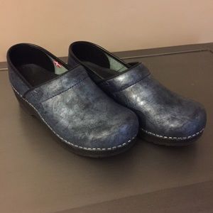 Leather silver blue marble Sanita clogs. Size 38.
